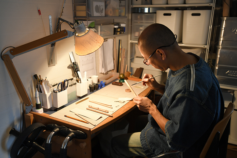 野沢 浩道さんが工房で作業をしている画像