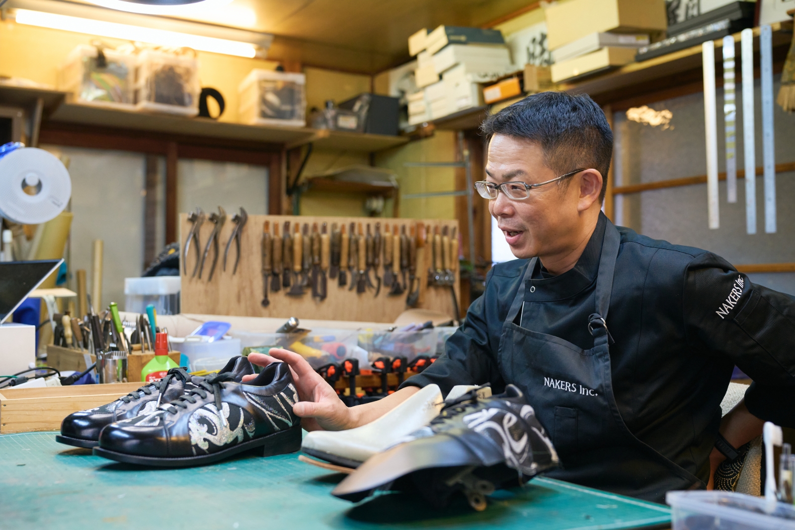 三上 良弘さんと 革と西陣織の協奏靴 の画像