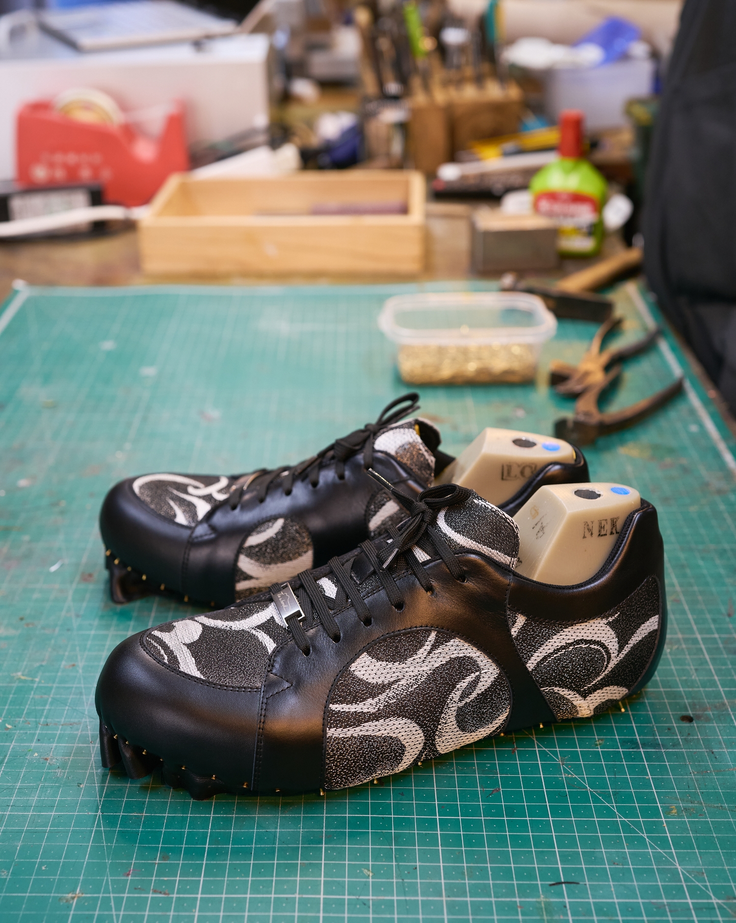 三上 良弘さんの作品 革と西陣織の協奏靴 の画像